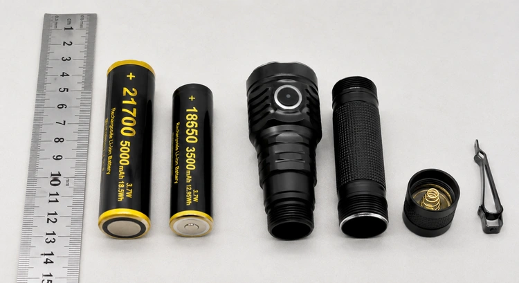 21700 vs 18650 Battery in Flashlights: Which Powers Better